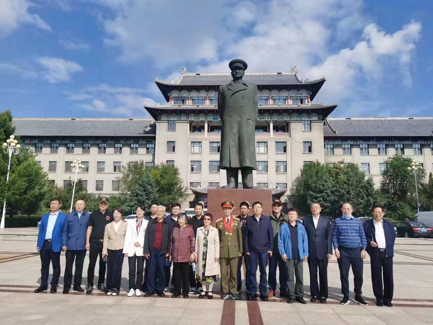 陳賡將軍銅像前大合影.jpg