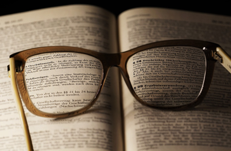 昏暗燈光下不要看書